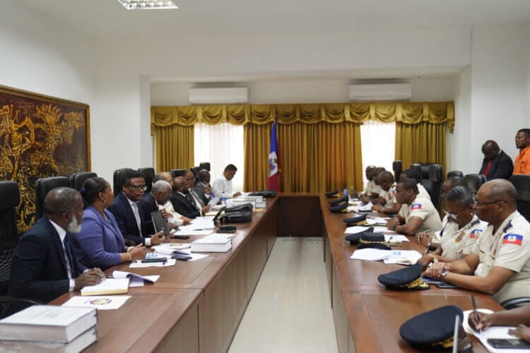 Le Conseil présidentiel rencontre les forces de l’ordre, des mesures sécuritaires visibles au Champ-de-mars